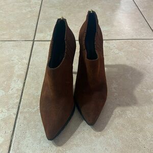 Calvin Klein Boots Womens Berrie Ankle Booties Brown Suede Heeled Sz 8